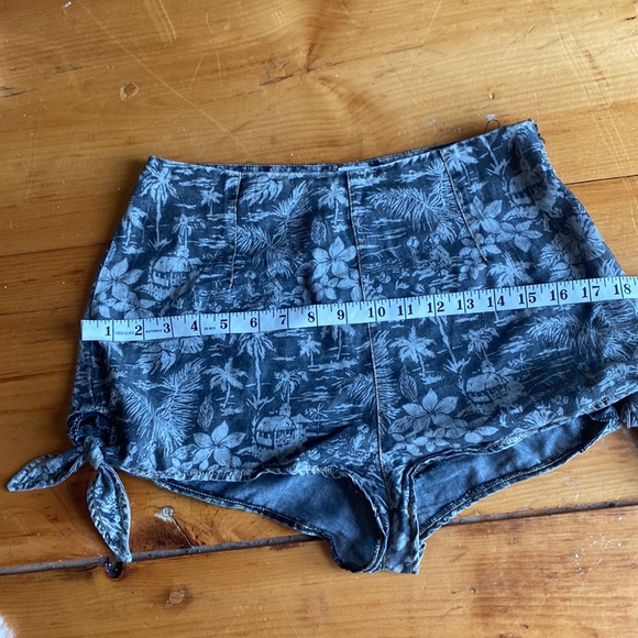 Some days lovin short shorts small - Picture 5 of 9